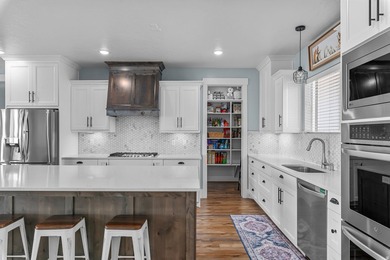 Don't miss this thoughtfully designed custom and fully finished - photo 8