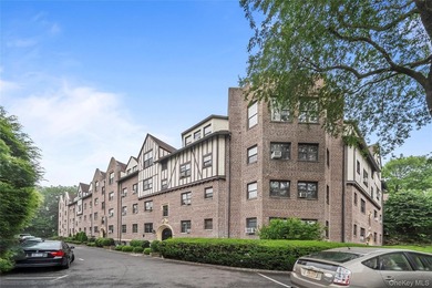 Larchmont Living at Your Fingertips! Step into this charming - photo 1