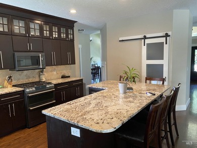 This home has it all! 5 Bedrooms, spacious master has a standing - photo 9