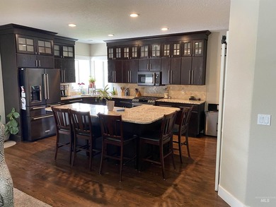 This home has it all! 5 Bedrooms, spacious master has a standing - photo 10
