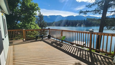 From the excellent Echo Lake frontage stretching 132 feet you'll - photo 5