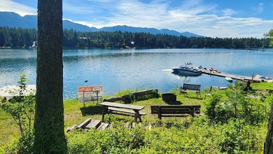 From the excellent Echo Lake frontage stretching 132 feet you'll - photo 7