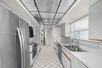 Bright and spacious first-floor walk-up residence with direct - photo 8