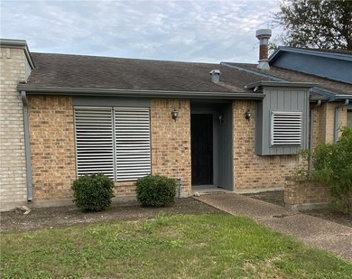 Unlock the potential of this amazing townhouse opportunity. A - photo 1