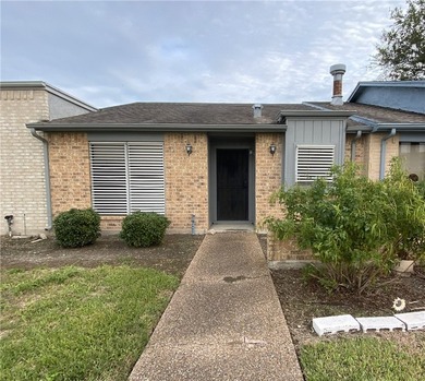 Unlock the potential of this amazing townhouse opportunity. A - photo 2