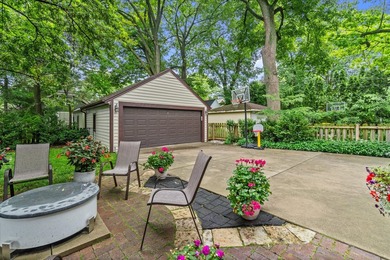 Welcome home to this beautifully updated Tudor in the heart of - photo 6