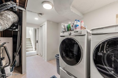 Beautifully updated & move-in ready, this spacious 4-bedroom - photo 35