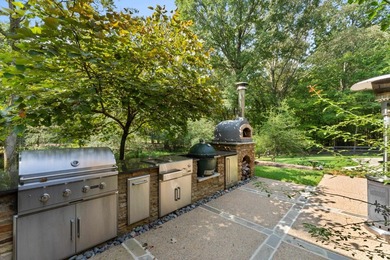 Welcome to your private sanctuary! This stunning estate resting - photo 35