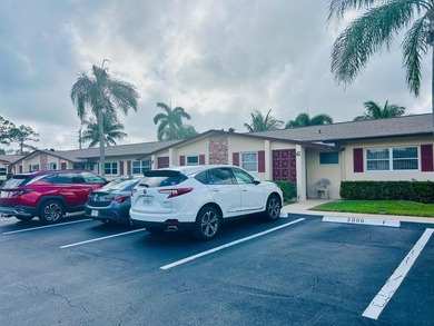 Elegantly decorated 2 bedroom 2 bath Villa located in the 55+ - photo 2