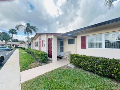 Elegantly decorated 2 bedroom 2 bath Villa located in the 55+ - photo 3