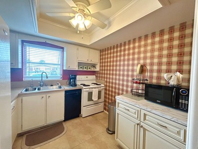 Elegantly decorated 2 bedroom 2 bath Villa located in the 55+ - photo 5