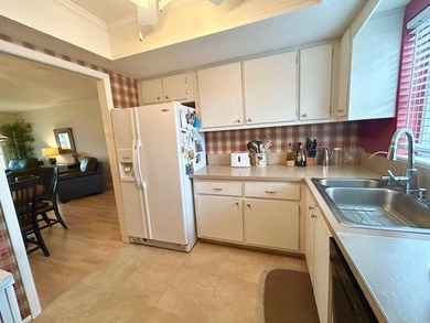 Elegantly decorated 2 bedroom 2 bath Villa located in the 55+ - photo 6