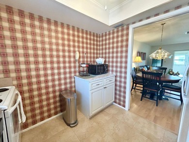 Elegantly decorated 2 bedroom 2 bath Villa located in the 55+ - photo 8