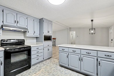 Charming 3 bedroom 2 bath home nestled on the banks of beautiful - photo 18