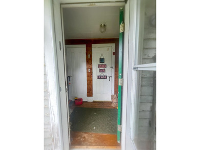 Investor opportunity! Restore this classic Colonial to its - photo 5