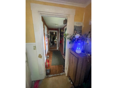 Investor opportunity! Restore this classic Colonial to its - photo 6