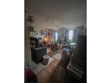 Investor opportunity! Restore this classic Colonial to its - photo 8