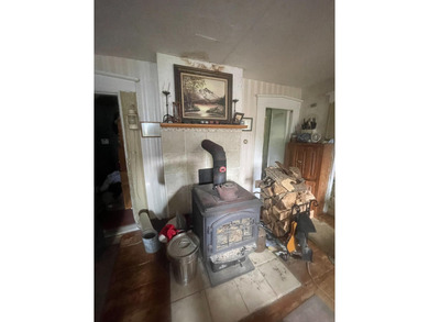 Investor opportunity! Restore this classic Colonial to its - photo 9