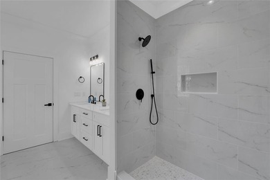 Stunning New Craftsman Construction - Main Level Living at its - photo 25