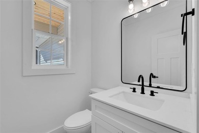 Stunning New Craftsman Construction - Main Level Living at its - photo 32