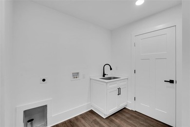Stunning New Craftsman Construction - Main Level Living at its - photo 33