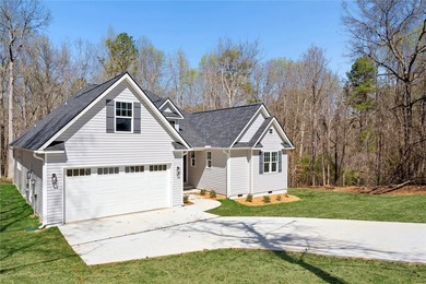 Stunning New Craftsman Construction - Main Level Living at its - photo 41