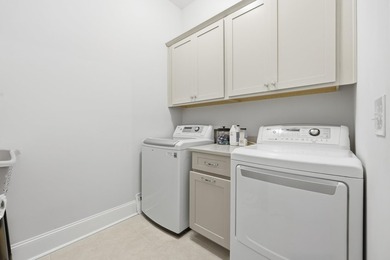Immaculate, light-filled home on a desirable corner lot - warm - photo 12