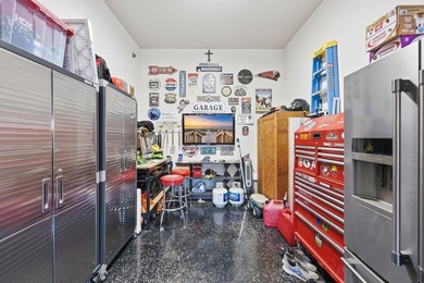 Immaculate, light-filled home on a desirable corner lot - warm - photo 24