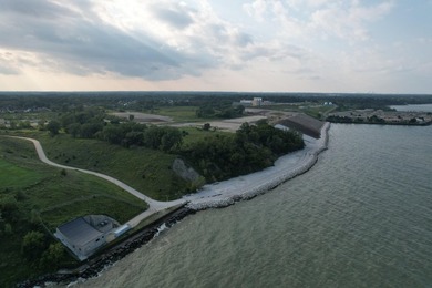 Welcome to Lakeshore Commons! This vacant lot is located in one - photo 7