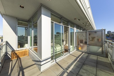 Looking for a sophisticated loft with iconic Vancouver views? - photo 20