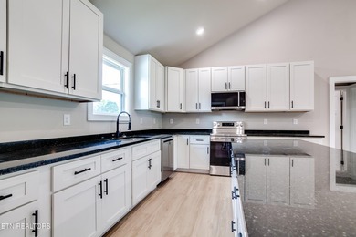 Welcome to this beautiful brand-new 3 bedroom, 2 bathroom home - photo 12