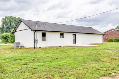 Welcome to this beautiful brand-new 3 bedroom, 2 bathroom home - photo 31