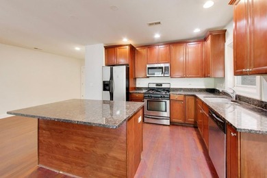 Welcome to this spacious and beautifully maintained 3-bedroom - photo 9