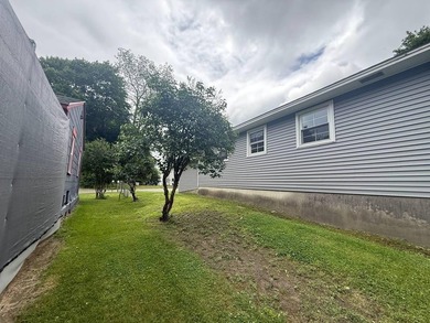 3-bedroom, 1.5-bath single-family home located in the heart of - photo 3