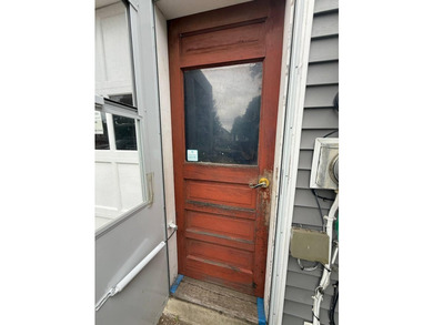 3-bedroom, 1.5-bath single-family home located in the heart of - photo 4