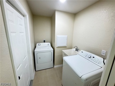 Wow! Southwest Cape Coral 3/2/2 home with all utility - photo 28