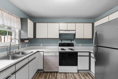 Wonderful 2 bedroom and 2 bath one story townhome with private - photo 12