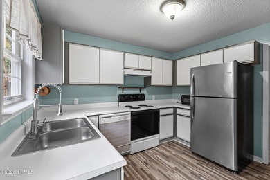 Wonderful 2 bedroom and 2 bath one story townhome with private - photo 13
