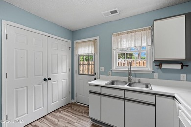 Wonderful 2 bedroom and 2 bath one story townhome with private - photo 15