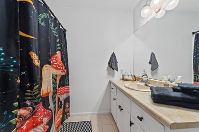 Charming Cape Cod-style home featuring 3 bedrooms and 2 baths in - photo 13
