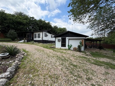 Two adorable cabins, perfect opportunity to live in one and rent - photo 2