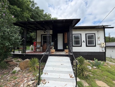 Two adorable cabins, perfect opportunity to live in one and rent - photo 3