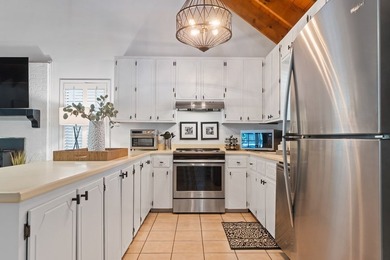 Charming Cape Cod-style home featuring 3 bedrooms and 2 baths in - photo 24