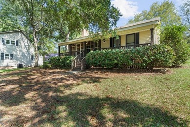 Charming Cape Cod-style home featuring 3 bedrooms and 2 baths in - photo 32