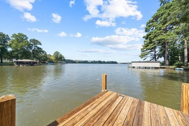 Charming Cape Cod-style home featuring 3 bedrooms and 2 baths in - photo 37