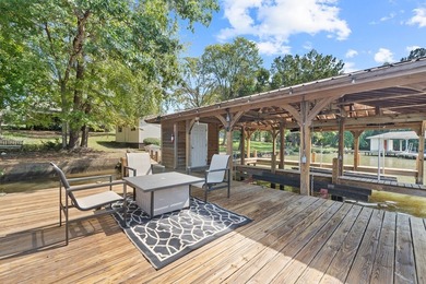 Charming Cape Cod-style home featuring 3 bedrooms and 2 baths in - photo 38