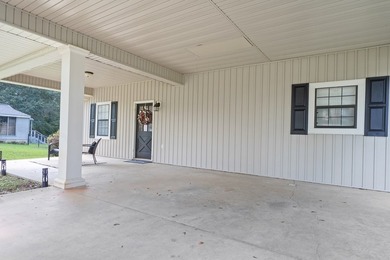 Charming Cape Cod-style home featuring 3 bedrooms and 2 baths in - photo 42