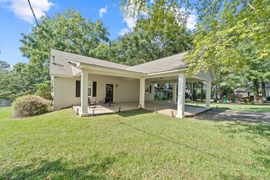 Charming Cape Cod-style home featuring 3 bedrooms and 2 baths in - photo 44