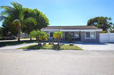 Beautifully updated 3-bedroom, 2-bath corner pool home in - photo 2