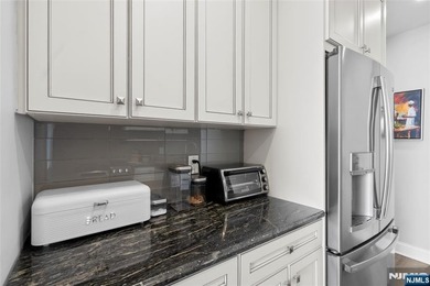 ? SPECTACULAR NYC & RIVER VIEWS! ? Welcome to luxury high-rise - photo 12